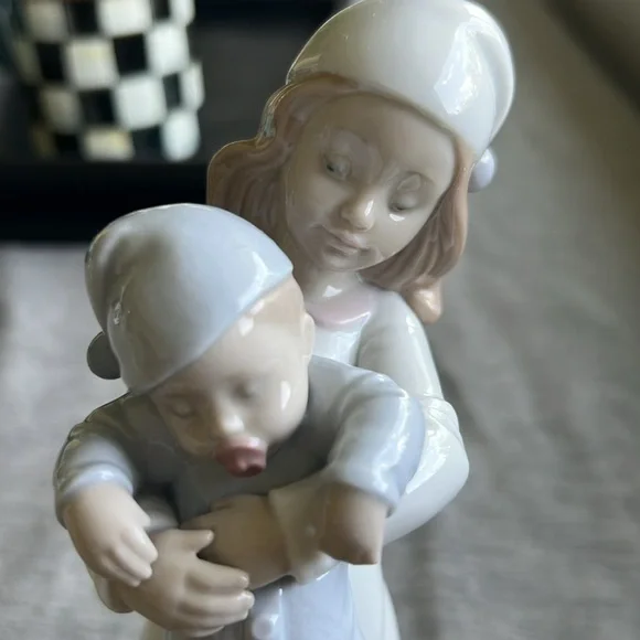 LLADRO “Going to bed” #8019 Retired Piece. Pristine condition.